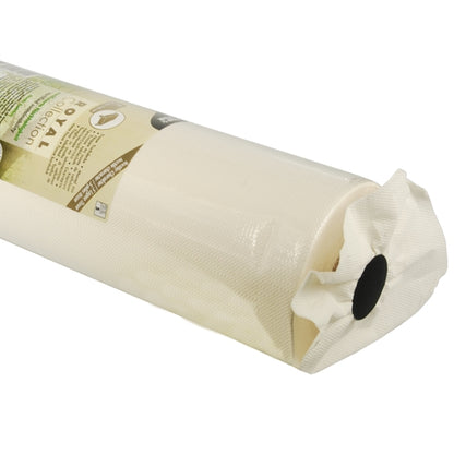 Un gros plan d'une nappe enroulée de PAPSTAR GmbH, tissu « ROYAL Collection », blanche et texturée, avec un noyau creux noir et partiellement emballée dans un emballage plastique transparent avec l'étiquette produit.