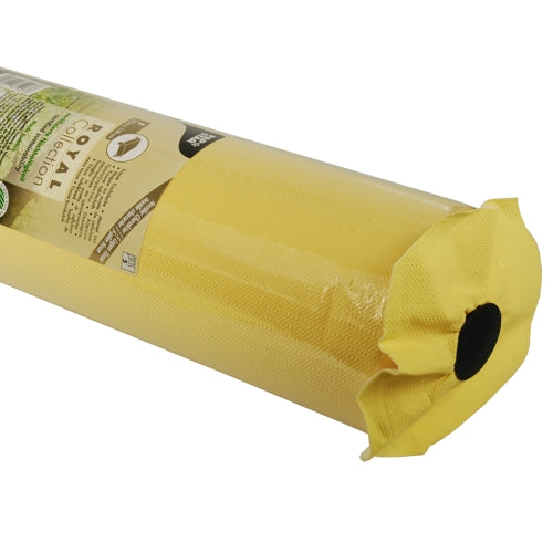 Un gros plan d'une nappe jaune PAPSTAR, tissu „ROYAL Collection“ de la PAPSTAR GmbH, emballée dans du plastique, avec l'étiquette visible et une partie du noyau creux noir exposée à une extrémité.