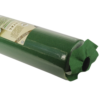 Un gros plan d'un gazon artificiel enroulé avec une surface texturée verte, semblable à la nappe en tissu de haute qualité « ROYAL Collection » de PAPSTAR GmbH, avec une étiquette partiellement visible autour du rouleau.