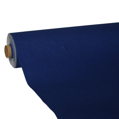 Un grand rouleau de nappe bleu foncé PAPSTAR, tissu « ROYAL Collection » de PAPSTAR GmbH, est partiellement déroulé et révèle sa qualité premium, tout en s'enroulant autour d'un tube en carton sur un fond blanc simple.