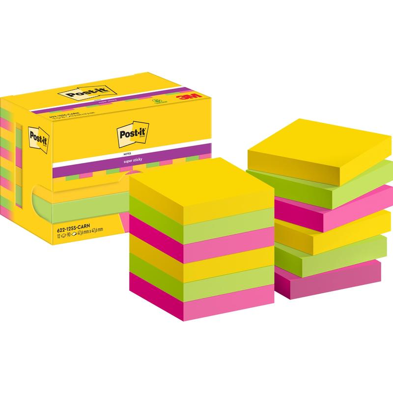 Een gele doos van 3M Deutschland GmbH Post-it® Super Sticky Notes (47,6 mm x 47,6 mm, 90 vel/blok, 100% PEFC) staat naast meerdere stapels vierkante notities in geel, groen en roze met de logo's van Post-it en 3M.
