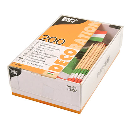 Le PAPSTAR 200 Deko-Picker 8 cm de la PAPSTAR GmbH comprend 200 piques à cocktail en bois avec des décorations de drapeaux rouge, blanc et vert dans une boîte transparente avec une étiquette de marque orange et blanche – idéal pour les amuse-gueules ou le catering.