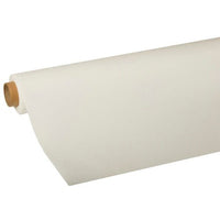 Een rol PAPSTAR Tafelkleed, tissue uit de „ROYAL Collection“ van de PAPSTAR GmbH, gedeeltelijk uitgerold op een witte achtergrond – perfect als hoogwaardig tafelkleed uit de ROYAL-collectie.