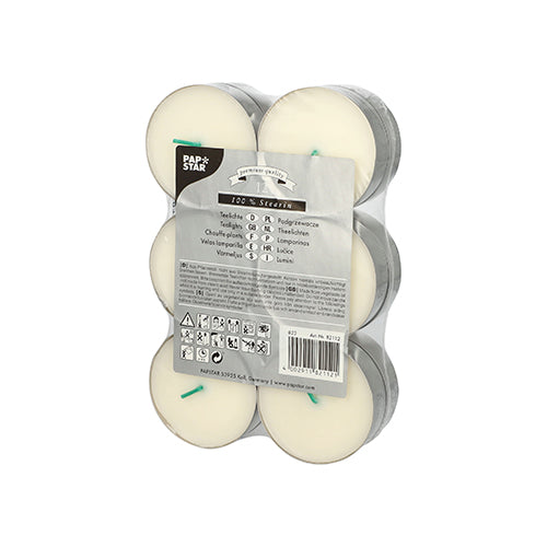 Un emballage transparent et scellé contenant 12 bougies chauffe-plat blanches PAPSTAR Maxi (Ø 59 mm, 100% stéarine) est doté de mèches vertes, de symboles de sécurité, d'informations sur le produit et du logo de la PAPSTAR GmbH pour souligner la longue durée de combustion.