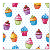 Een naadloos patroon van kleurrijke cupcakes met verschillende soorten glazuur en versieringen, geïnspireerd door PAPSTAR GmbH's 20 servetten 33x33 cm, 3-laags, Design Set 5, op een witte achtergrond met lichtblauwe stippen.