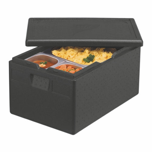 Een PAPSTAR isolatie-transportcontainer, EPP 60 cm x 40 cm zwart „Gastro-Norm 1/1“ van PAPSTAR GmbH met gedeeltelijk geopend deksel geeft zicht op drie schalen – soep, groenten en pasta – in Gastro-Norm 1/1-containers.
