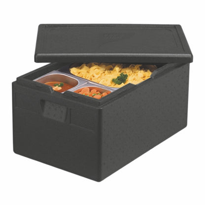 Een PAPSTAR isolatie-transportcontainer, EPP 60 cm x 40 cm zwart „Gastro-Norm 1/1“ van PAPSTAR GmbH met gedeeltelijk geopend deksel geeft zicht op drie schalen – soep, groenten en pasta – in Gastro-Norm 1/1-containers.