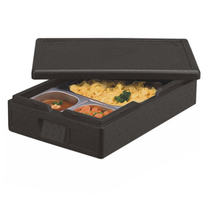 Een PAPSTAR isolatie-transportcontainer EPP 60x40cm zwart „Gastro-Norm 1/1“ van PAPSTAR GmbH staat met schuin deksel en toont binnenin een voorverpakte maaltijd met drie vakken: soep, groenten en pasta met peterselie.