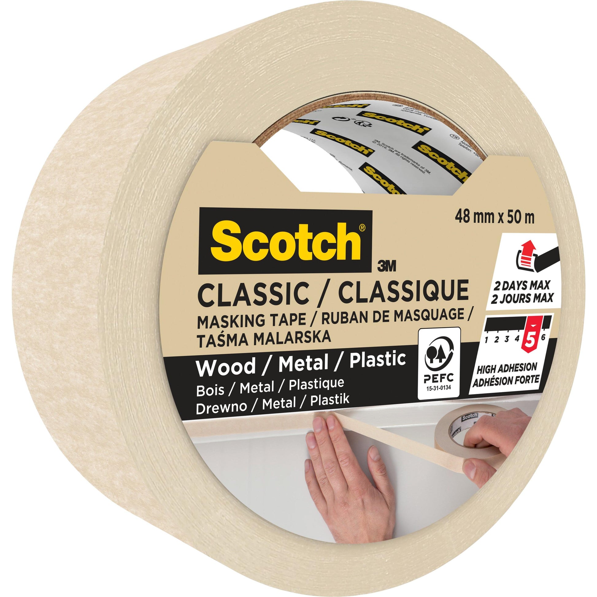 Eine Rolle Scotch® Abdeckband Classic (48 mm x 50 m) der 3M Deutschland GmbH, hergestellt mit 70% PEFC. Das Etikett zeigt, dass es für Holz, Metall und Kunststoff geeignet ist; das Bild zeigt eine Hand, die das Band an einer Wand anbringt.