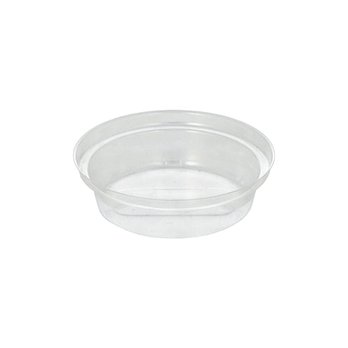 Le pack Starpak rond « Hurricane » est un petit conteneur en plastique transparent en PET recyclable avec un diamètre de 9 cm et une hauteur de 2,2 cm, aux côtés lisses et sans couvercle. L'emballage contient 50 pièces. Illustration sur fond blanc.