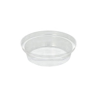 Le godet rond Starpak « Hurricane » est un petit récipient en plastique transparent, fabriqué en PET recyclable, d'un diamètre de 9 cm et d'une hauteur de 2,2 cm, aux parois lisses et sans couvercle. Le lot contient 50 pièces. Illustration sur fond blanc.