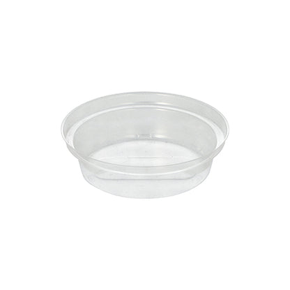 Le pack Starpak rond « Hurricane » est un petit conteneur en plastique transparent en PET recyclable avec un diamètre de 9 cm et une hauteur de 2,2 cm, aux côtés lisses et sans couvercle. L'emballage contient 50 pièces. Illustration sur fond blanc.