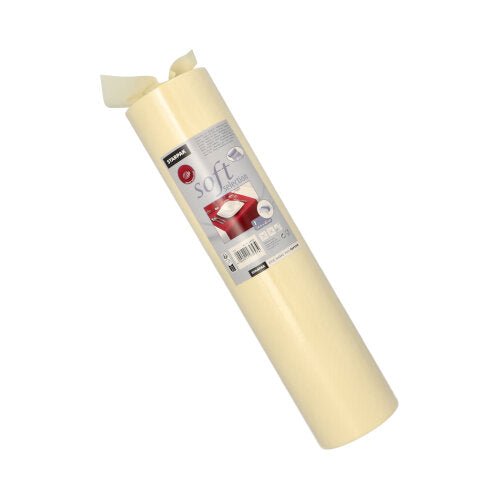 Op een witte ondergrond is een opgerolde Starpak tafelloper, stofachtig vlies „soft selection“ (24 m x 40 cm), met etiket met merk, gebruiksaanwijzing en barcode afgebeeld.