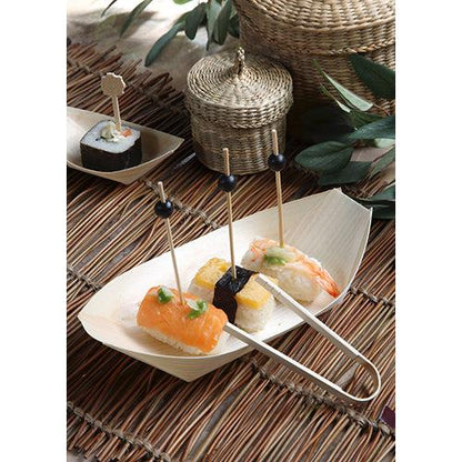 De „pure“ houten bootjes van de PAPSTAR GmbH uit de 50 Fingerfood-schalen-serie serveren sushi stijlvol: drie soorten (zalm, garnaal, zeewierrol) op houten prikkers. De natuurlijke schalen bieden een milieuvriendelijke presentatie.