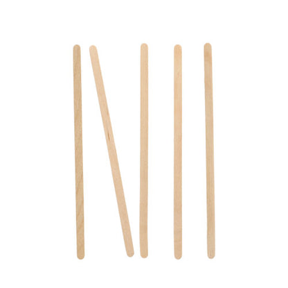 Vijf PAPSTAR roerstaafjes hout "pure" (14 cm) van de PAPSTAR GmbH zijn verticaal op een witte achtergrond gerangschikt, waarbij het tweede roerstaafje van links schuin naar rechts is gekanteld.