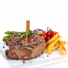 Un steak grillé avec l'inscription « WELL » et un PAPSTAR 250 marqueur de steak (9 cm, PAPSTAR GmbH) est servi sur une assiette blanche avec des asperges, des tomates cerises, des oignons frits et des frites, garni de romarin et de grains de poivre.