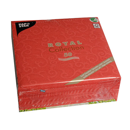 Une boîte carrée rouge de la PAPSTAR GmbH avec l'inscription "ROYAL Collection" contient 50 serviettes rouges (40 x 40 cm, 1/4 pliage), emballées dans du plastique transparent et ornées d'accents dorés, portant le logo PAPSTAR.