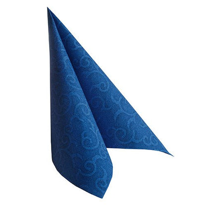 Une seule PAPSTAR 50 serviettes « ROYAL Collection » 1/4-pli 40 x 40 cm, bleu foncé de PAPSTAR GmbH, est pliée verticalement en une forme pointue sur un fond blanc.