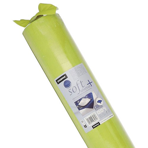 Un rouleau partiellement déballé de nappe Starpak vert clair, ressemblant à du tissu "soft selection plus"; l'étiquette montre du texte et des images de cette nappe non-tissée durable de Starpak en action sur une table.