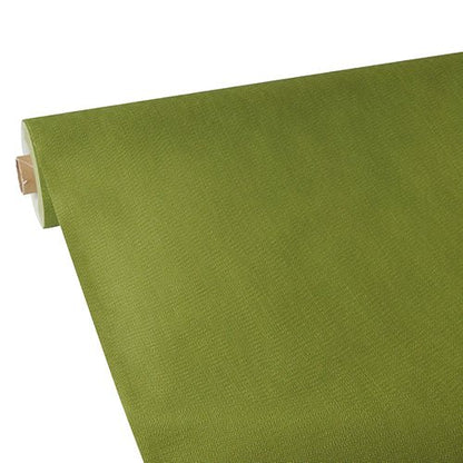 Un rouleau de nappe verte Starpak, semblable à du tissu, non-tissé "soft selection plus" est déroulé sur une surface plane, avec le noyau en carton partiellement visible. Le tissu Starpak apparaît lisse avec une légère texture.