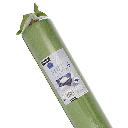 Un rouleau de nappe Starpak, ressemblant à du tissu, non-tissé "soft selection plus" avec une étiquette blanche avec le nom de la marque, des illustrations d'utilisation et une photo de l'insert, utilisée comme nappe durable sous les appareils de cuisine.