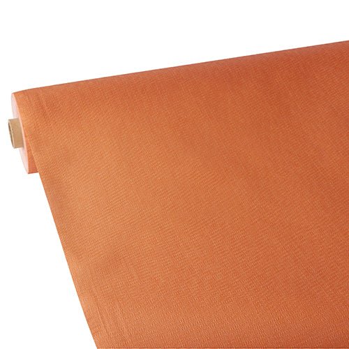 Une nappe Starpak partiellement déroulée, semblable à du tissu, non-tissé "soft selection plus" en orange uni est exposée sur un fond blanc, avec la texture semblable à du tissu discrètement visible.