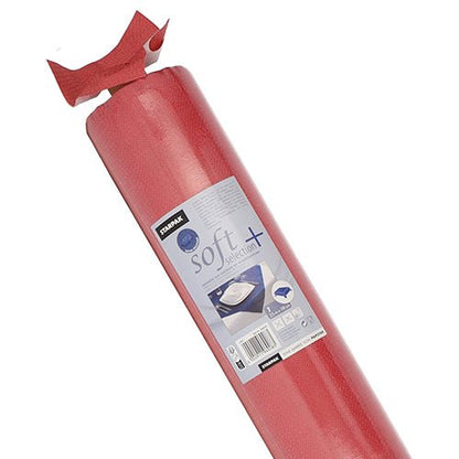 Un rouleau rouge "Starpak Tischdecke, semblable à du tissu, Vlies soft selection plus" dans un emballage en plastique montre les détails du produit et l'utilisation sous un tapis ; idéal comme nappe résistante ou couche de stabilisation pour la nappe semblable à du tissu de Starpak.