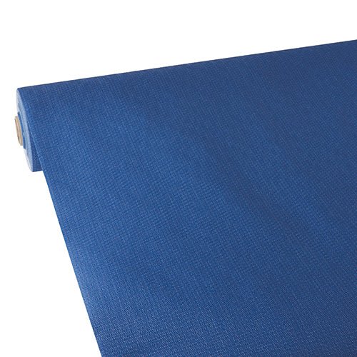 Le gros plan d'une nappe bleue Starpak partiellement déroulée, semblable à du tissu, non-tissé "soft selection plus" de Starpak sur fond blanc montre clairement la structure résistante.