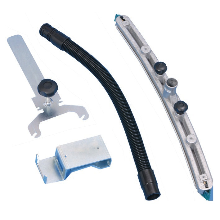 Vier Komponenten für den Fixomat für TASKI vacumat 44T von Diversey Deutschland GmbH & Co. OHG, darunter ein flexibler Schlauch, eine gebogene Stange mit Noppen, eine Halterung und ein flaches Stück, sind übersichtlich auf einem weißen Hintergrund angeordnet.