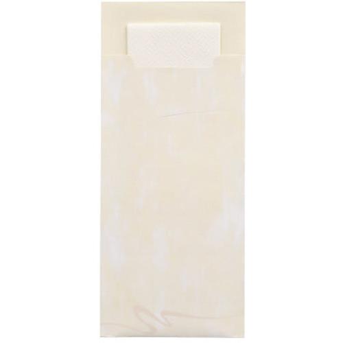 Een crèmekleurige PAPSTAR GmbH 520 bestekzak (20x8,5cm, 2-laags) met rechthoekige flap is gedeeltelijk geopend en geeft zicht op een bijpassend servet binnenin; het gladde oppervlak vertoont subtiele kleurvariaties.