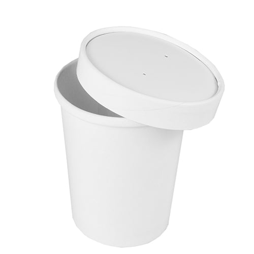 Een witte Starpak 50 soepbeker, karton "To Go" rond wit, met bijpassend deksel (met twee kleine gaatjes) ligt schuin op de beker, niet helemaal gesloten. Ideaal om mee te nemen, wordt de set gepresenteerd voor een eenvoudige witte achtergrond.