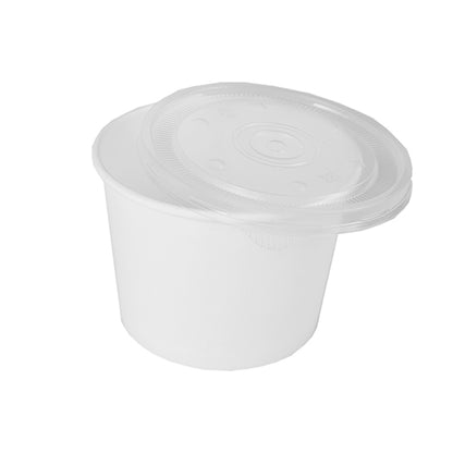 Voor een witte achtergrond is een kleine, milieuvriendelijke Starpak soepbeker "To Go" (rond, wit papier) met een doorzichtig kunststof deksel afgebeeld.