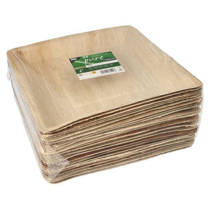 Une pile d'assiettes PAPSTAR 25, feuille de palmier « pure » de PAPSTAR GmbH - des assiettes carrées, brun clair, en feuilles de palmier naturelles dans un emballage écologique, parfaites comme assiettes écologiques pour des occasions spéciales.