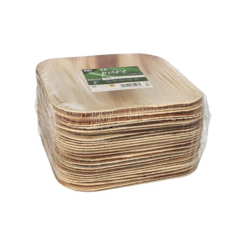 Une pile d'assiettes PAPSTAR 25 en feuille de palmier « pure » de PAPSTAR GmbH, carrées et écologiques, en matériaux naturels, emballées dans un film transparent et dotées d'une étiquette vert-blanc.
