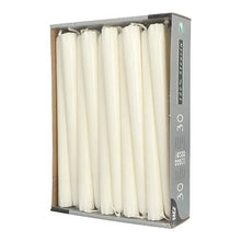 Een rechthoekige kartonnen schaal van de PAPSTAR De verpakking bevat 30 witte kandelaarkaarsen (24 cm, Ø 2,2 cm, 100% stearine) in een verticale opstelling; de gedeeltelijk geopende verpakking toont de kaarsen en een grijze zijwand met tekst en pictogrammen.
