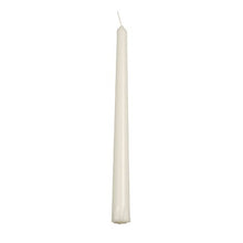 Een enkele onverlichte PAPSTAR Een kandelaarkaars (24 cm, Ø 2,2 cm, wit, 100 % stearine) uit de kartonnen verpakking met 30 stuks staat rechtop tegen een witte achtergrond. Bekend om zijn lange brandduur. Merk: PAPSTAR GmbH.
