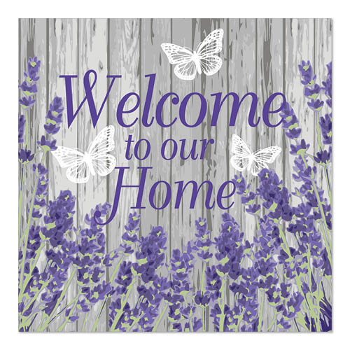 Panneau avec texte violet "Welcome to our Home" sur fond en bois gris, décoré de fleurs lavande et de trois papillons blancs, en référence à PAPSTAR 20 serviettes, 33x33cm, 3 plis de PAPSTAR GmbH.