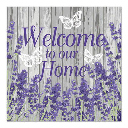 Panneau avec texte violet "Welcome to our Home" sur fond en bois gris, décoré de fleurs lavande et de trois papillons blancs, en référence à PAPSTAR 20 serviettes, 33x33cm, 3 plis de PAPSTAR GmbH.