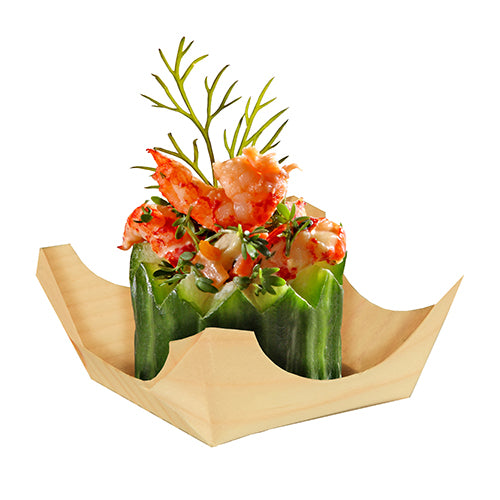 Sur un plateau en bois, 50 coupelles pour finger food PAPSTAR, en bois « pure » rondes de la PAPSTAR GmbH sont exposées, chacune remplie d'une coupe de concombre, de fruits de mer hachés et d'herbes, garnies d'aneth pour un aspect élégant sur fond blanc.