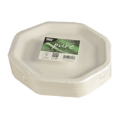 Une pile de 50 assiettes octogonales blanches PAPSTAR "pure" (23,5 cm), emballées avec une étiquette verte et blanche, sont compostables, respectueuses de l'environnement et parfaites pour les fêtes. Marque : PAPSTAR GmbH.