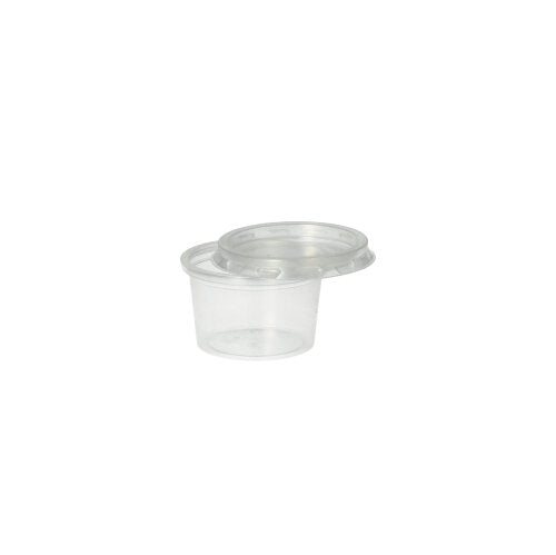 Un gobelet à portion Starpak avec un couvercle transparent Starpak 50 pour gobelets à portion (PP, rond Ø 4,6 cm) repose sur un fond blanc simple, le couvercle transparent est partiellement incliné sur le gobelet.