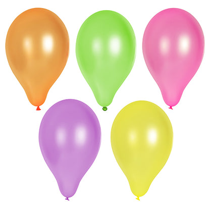 Cinq ballons PAPSTAR gonflés 10 ballons Ø 25 cm assortis en couleurs de la PAPSTAR GmbH dans les couleurs orange, vert, rose, violet et jaune sont disposés en deux rangées - trois en haut et deux en bas - et se distinguent ainsi du fond blanc.
