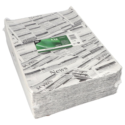 Une grande pile de PAPSTAR 5 papiers d'emballage, 3cm x 2cm « Newsprint » de PAPSTAR GmbH, fabriqués à partir de matériaux de haute qualité et emballés dans un film avec une étiquette vert-blanc (5 kg), idéal pour emballer, avec des articles de journaux simulés et des offres d'emploi.