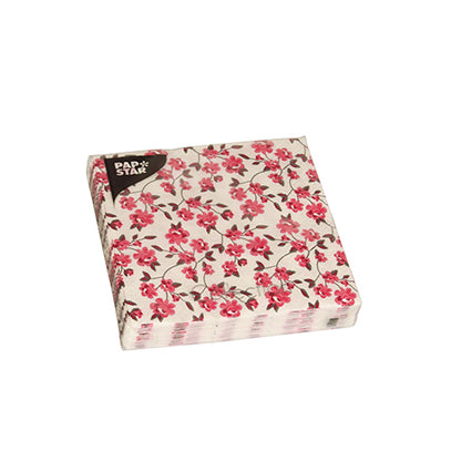 Un paquet de 20 serviettes PAPSTAR, 25 x 25 cm, 3 plis, 1/4 pli de la société PAPSTAR en blanc avec un motif floral rouge-rose, est livré dans un plastique transparent avec une étiquette noire - parfait pour toute décoration de table.