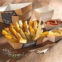 Des quartiers de pommes de terre coupés épais sont servis sur un plateau en carton avec des herbes, accompagnés des Saucentrays blancs "pure" (3,5x3 cm, paquet de 50) de PAPSTAR GmbH pour les dips et la salsa, du gros sel et des fourchettes en bois - une présentation de snack parfaite.