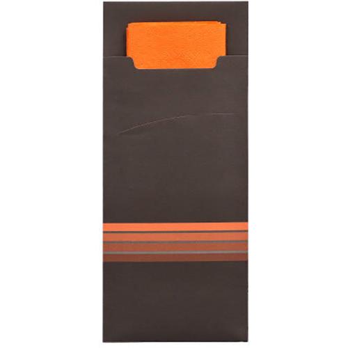 De PAPSTAR 520 bestekzakjes (20 x 8,5 cm) van PAPSTAR GmbH zijn een bruine papieren hoes met drie oranje strepen, die dienst doet als elegante bestekzak en een bijpassend, gedeeltelijk zichtbaar oranje servet (33 x 33 cm, 2-laags) bevat.