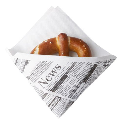 Een zachte pretzel met zichtbaar zout is gewikkeld in een Starpak 50 snackservetten, stofachtig, Airlaid 1/4-vouw 32,5 cm x 30,5 cm wit "Newsprint", gefotografeerd op een eenvoudige witte achtergrond.