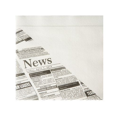 Een gevouwen Starpak 50 snackservetten, stofachtig, Airlaid 1/4-vouw (32,5 x 30,5 cm) in het witte "Newsprint"-design, met "News" en advertenties in zwart-wit - ideaal voor een stijlvolle tafeldecoratie.