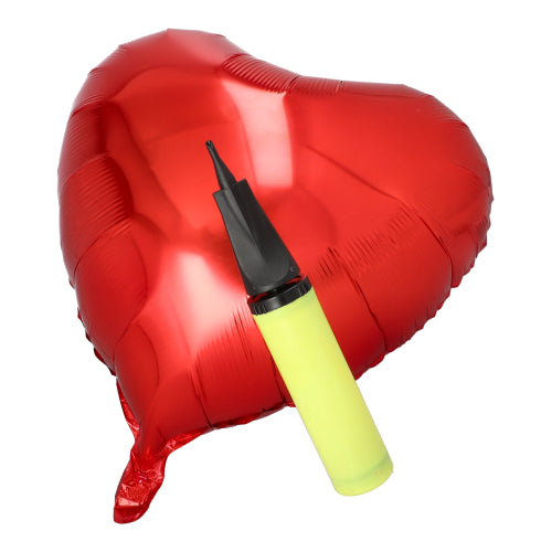Een rode folieballon in hartvorm wordt met de PAPSTAR pomp voor folieballonnen, geel, 28x4,5 cm (1 stuk) van de PAPSTAR GmbH gekroond - een ideaal stuk stijlvol feestaccessoire op een witte achtergrond.