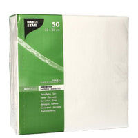 Een verpakking van 50 stuks PAPSTAR GmbH-servetten, 1/4-vouw, wit, 2-laags, 33 x 33 cm, worden geleverd in een doorzichtige folieverpakking met groene en witte meertalige etiketten.